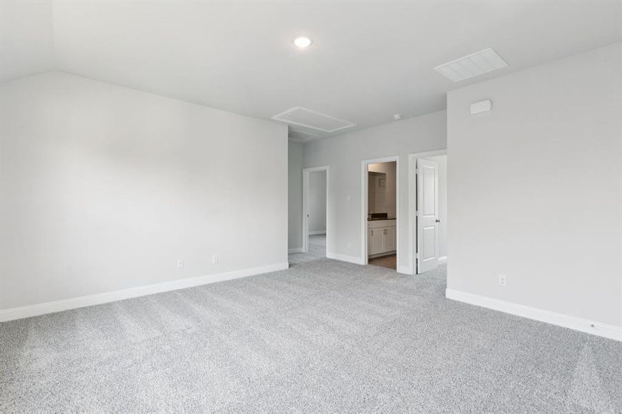 Spacious, unfurnished interior of a new home in Venetian, Weston (Image 27).
