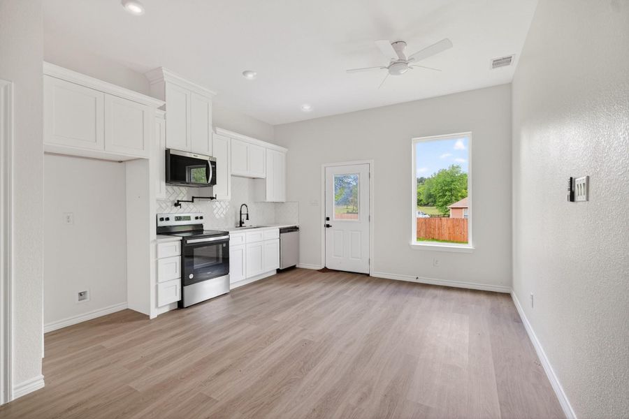 Spacious, unfurnished interior of a new home in Arrowhead Lakes, Willis (Image 9).