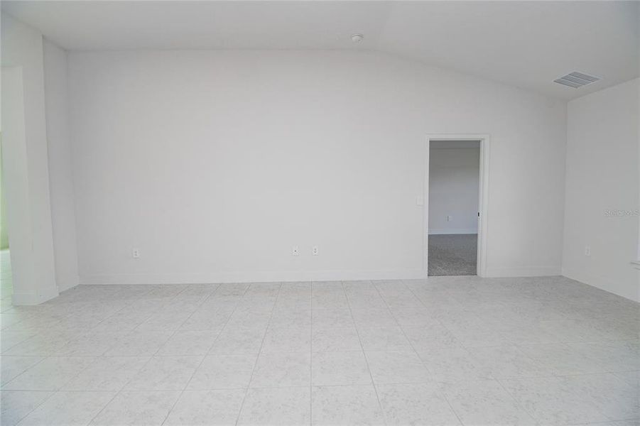 Spacious, unfurnished interior of a new home in Hickory Ridge Estates, Lake Wales (Image 15).