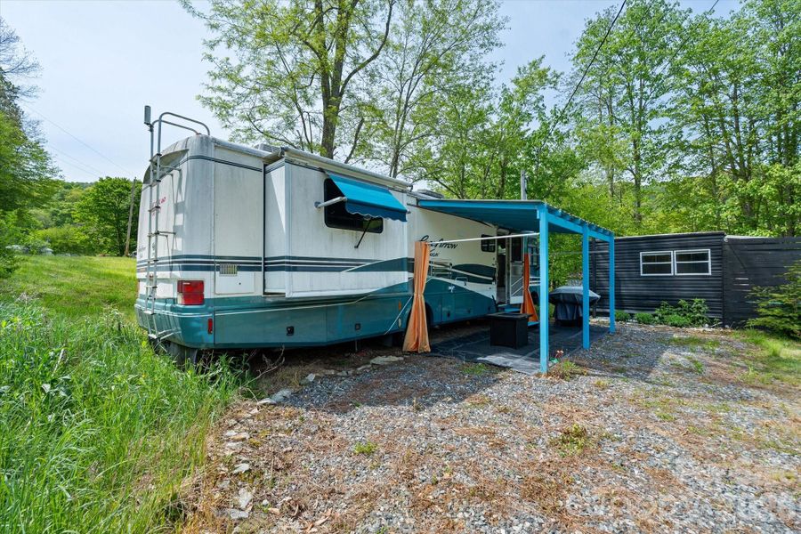 2000 Pace Arrow Vision conveys with rental history