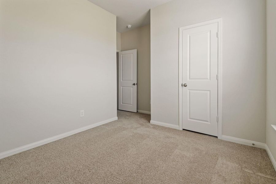 Spacious, unfurnished interior of a new home in Trails at Cochran Ranch, Waller (Image 13).