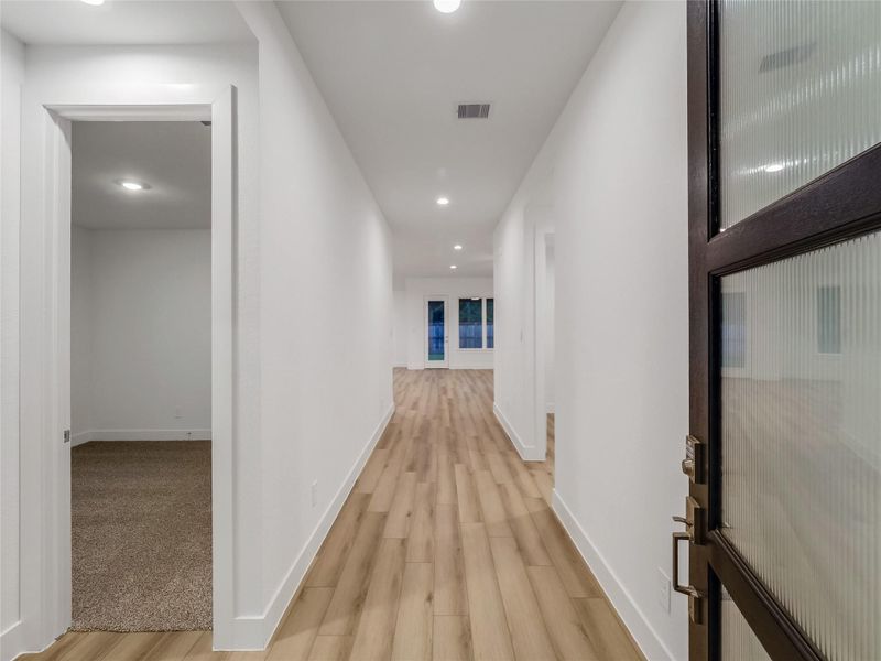 Spacious, unfurnished interior of a new home in Silverthorne, Conroe (Image 10). Spacious, unfurnished interior of a new home in Silverthorne, Conroe (Image 10).