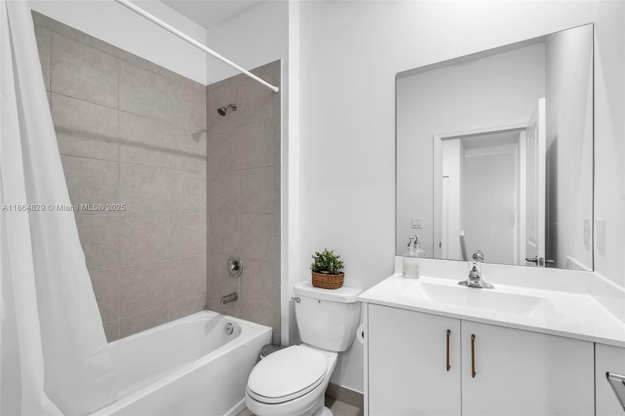 Furnished interior view inside a new home in , Coral Springs (Image 16).