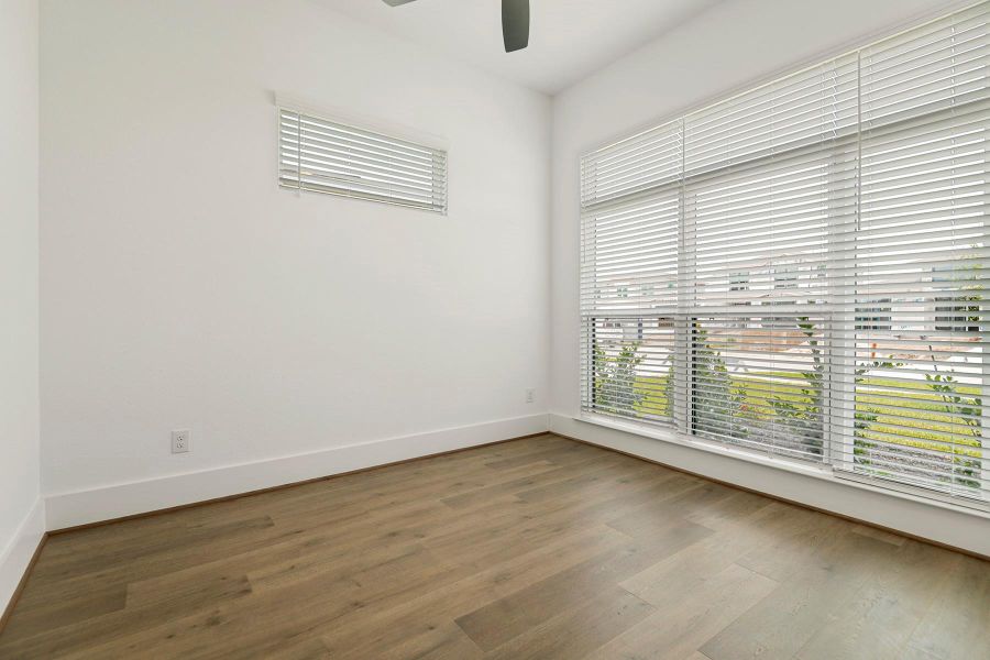 Spacious, unfurnished interior of a new home in Hallimore Ranch, Rosenberg (Image 17).