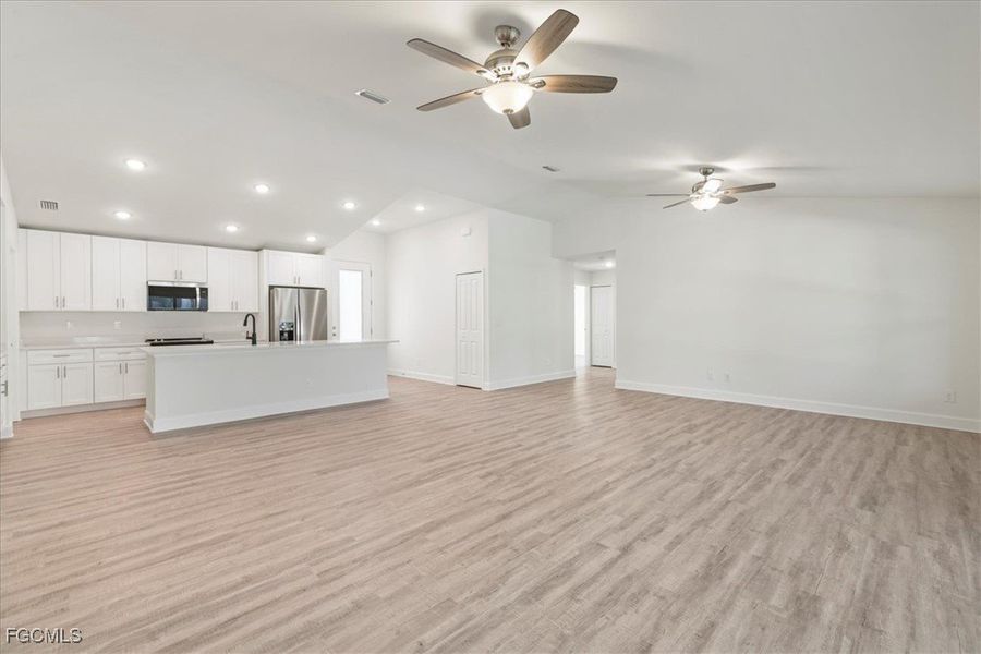 Spacious, unfurnished interior of a new home in Cape Coral, Cape Coral (Image 14).