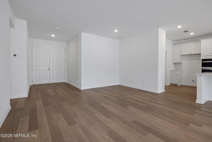 Spacious, unfurnished interior of a new home in Jennings Farm, Middleburg (Image 30).