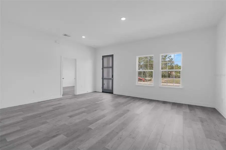 Spacious, unfurnished interior of a new home in , Ocala (Image 17).