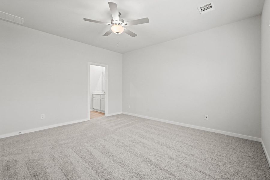 Spacious, unfurnished interior of a new home in Sanford Farms, Waller (Image 15).