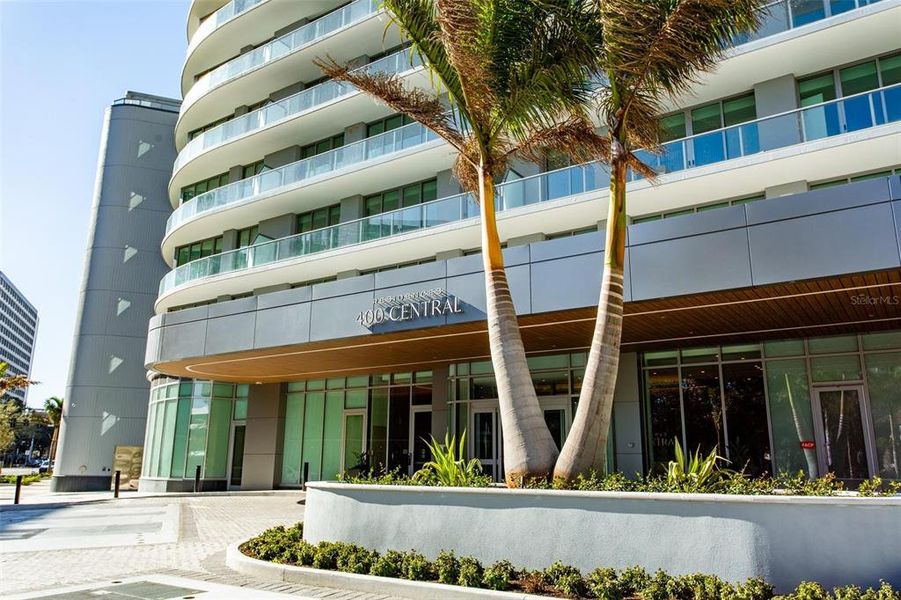Condo located in St. Petersburg, FL showcasing its design and architecture (Image 20).