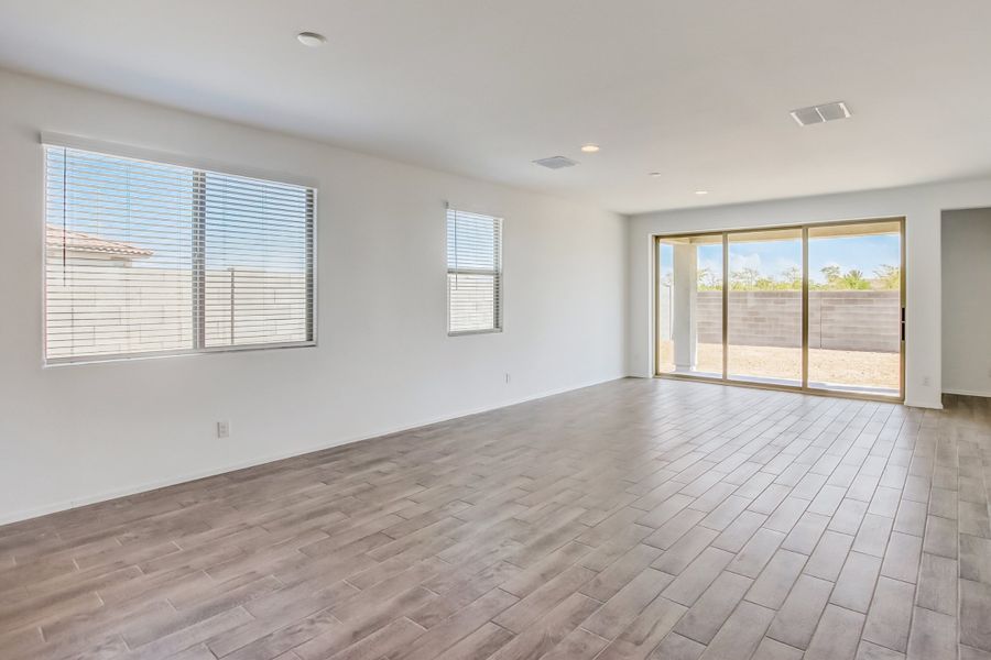 Representative unfurnished interior of a home built from the Larkspur by DRB Homes in The Villas at Mystic, Peoria (Image 10).
