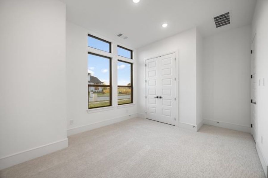 Spacious, unfurnished interior of a new home in Heath Golf and Yacht Club, Heath (Image 42).