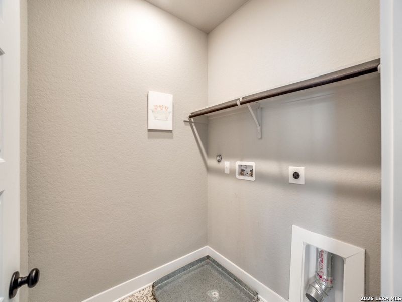 Spacious, unfurnished interior of a new home in Stillwater Ranch, San Antonio (Image 20).