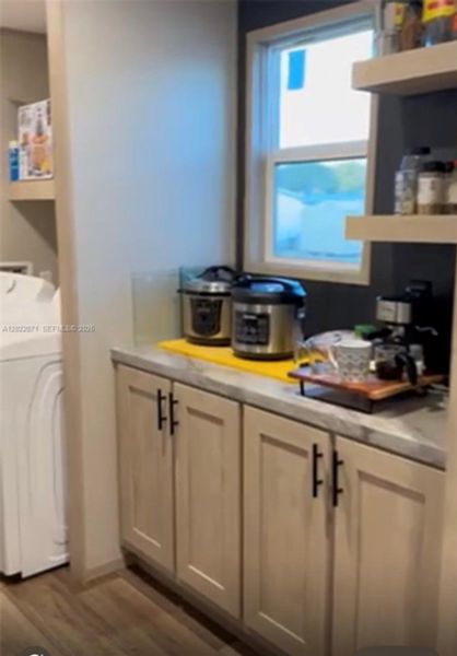 Close-up of interior finishes inside a home in , Clewiston (Image 18).