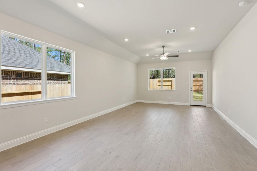 Spacious, unfurnished interior of a new home in Woodhavyn 40', Magnolia (Image 25).