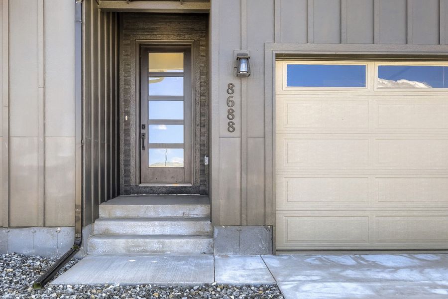 8688 Long Beach - Front Entryway