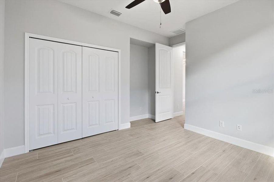 Spacious, unfurnished interior of a new home in , Sarasota (Image 27).