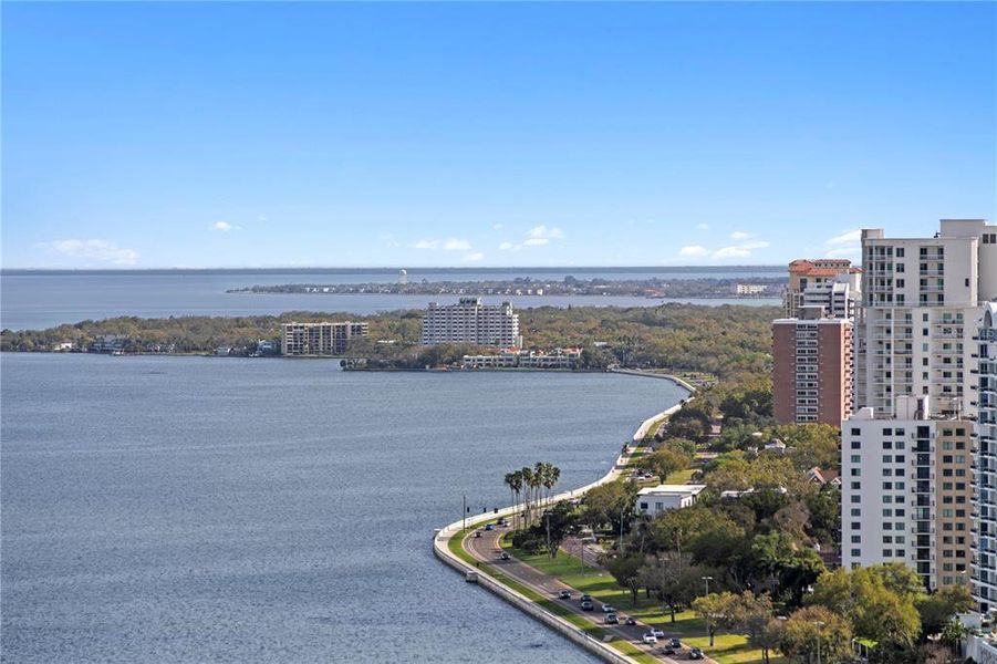 Condo located in Tampa, FL showcasing its design and architecture (Image 38).