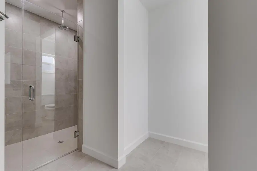 Spacious, unfurnished interior of a new home in , Vero Beach (Image 13).