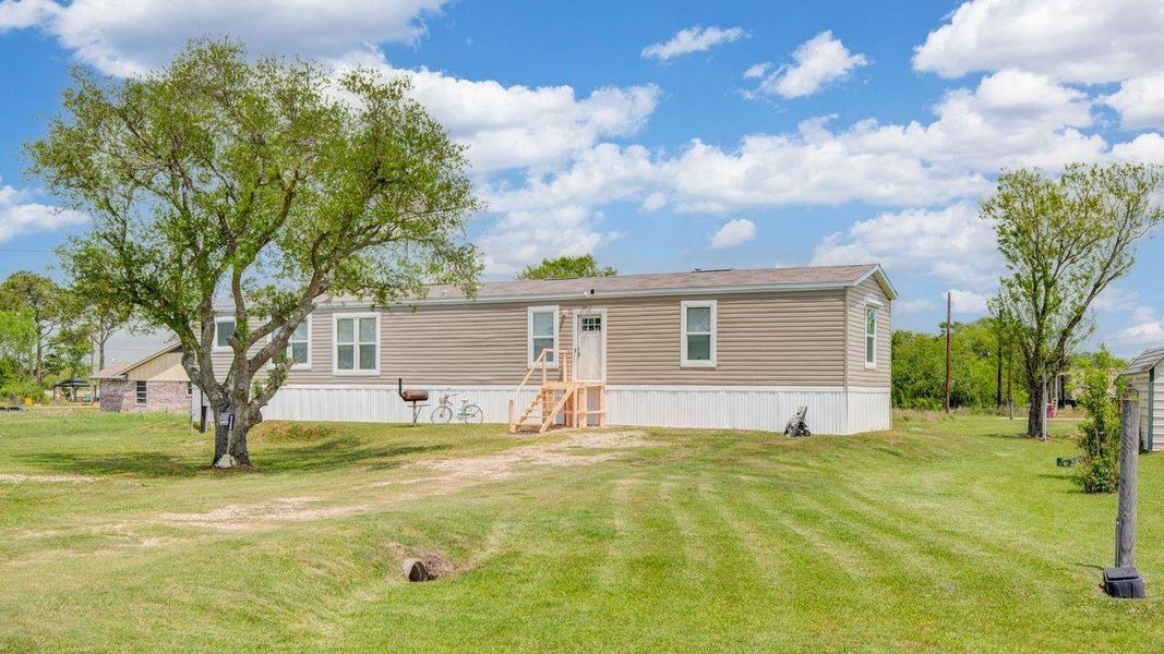 Exterior details and patio area of a home in , Brazoria (Image 27).