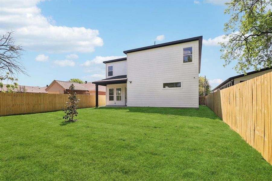 Exterior details and patio area of a home in , Dallas (Image 4).