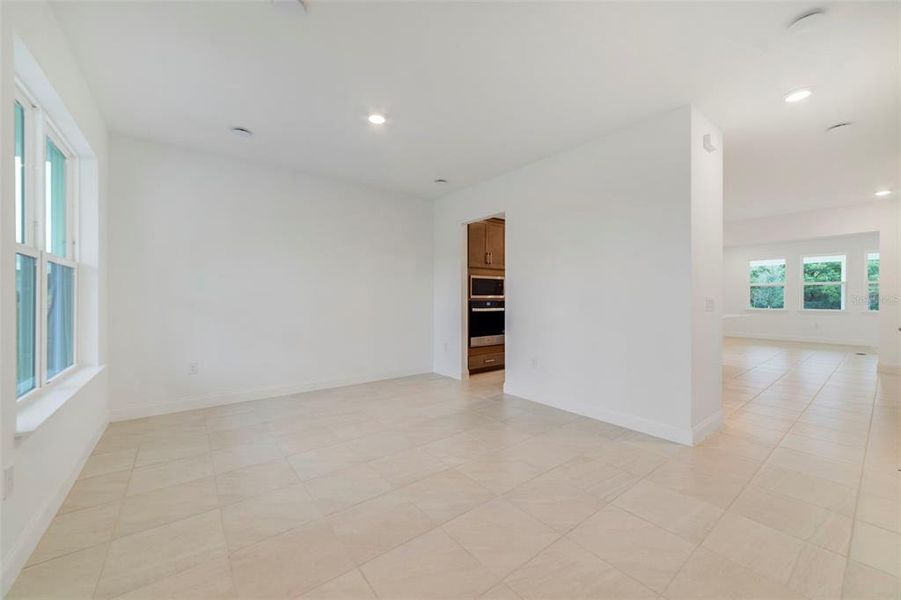 Spacious, unfurnished interior of a new home in Estates at Lake Jesup, Sanford (Image 18).
