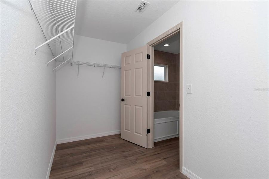 Spacious, unfurnished interior of a new home in , Ocala (Image 28).