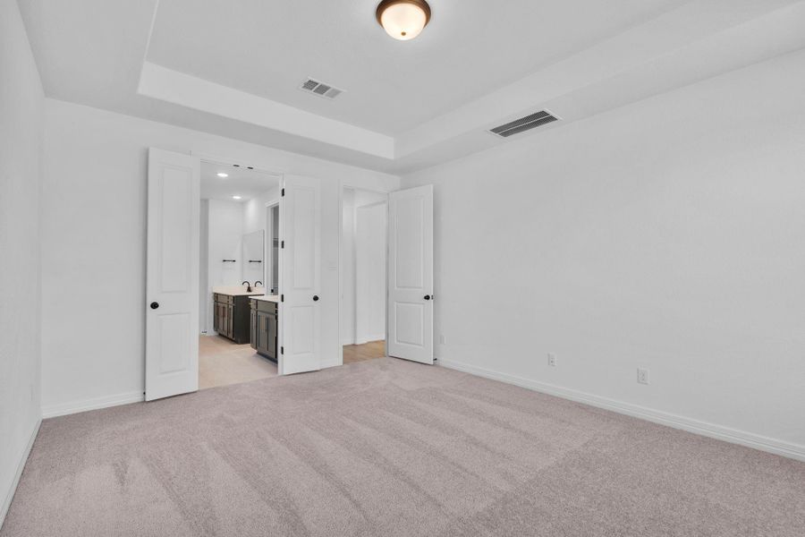 Spacious, unfurnished interior of a new home in Blue Heron Estates, Mont Belvieu (Image 31).