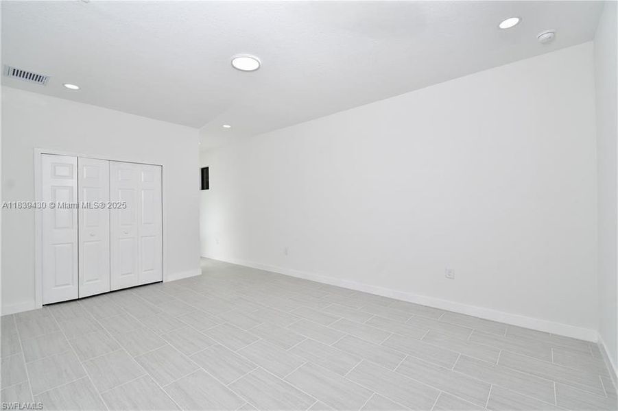 Spacious, unfurnished interior of a new home in , Lehigh Acres (Image 20).