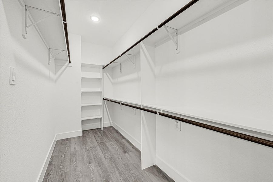 Master bedroom walkingcloset