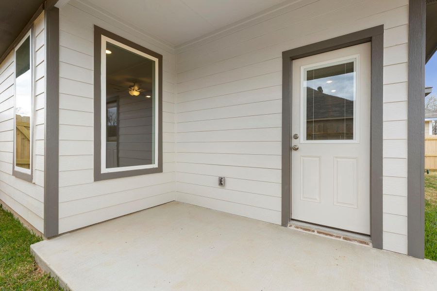 Exterior details and patio area of a home in , Huntsville (Image 3).