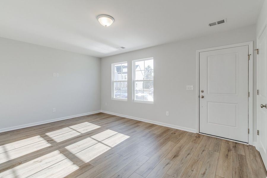 Spacious, unfurnished interior of a new home in Astoria, Columbia (Image 16).