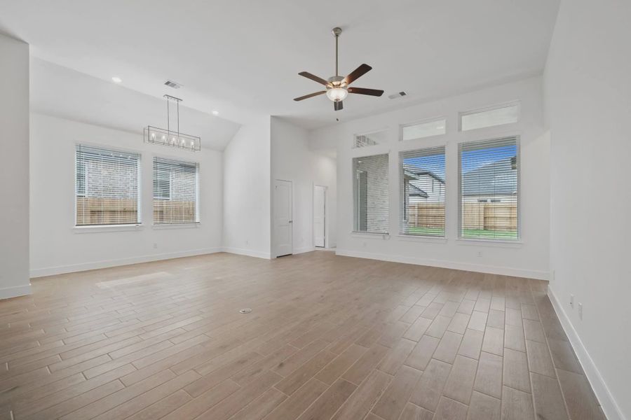 Spacious, unfurnished interior of a new home in Meridiana 50's and 60's, Manvel (Image 20).