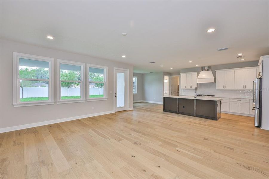 Spacious, unfurnished interior of a new home in , Tampa (Image 39).