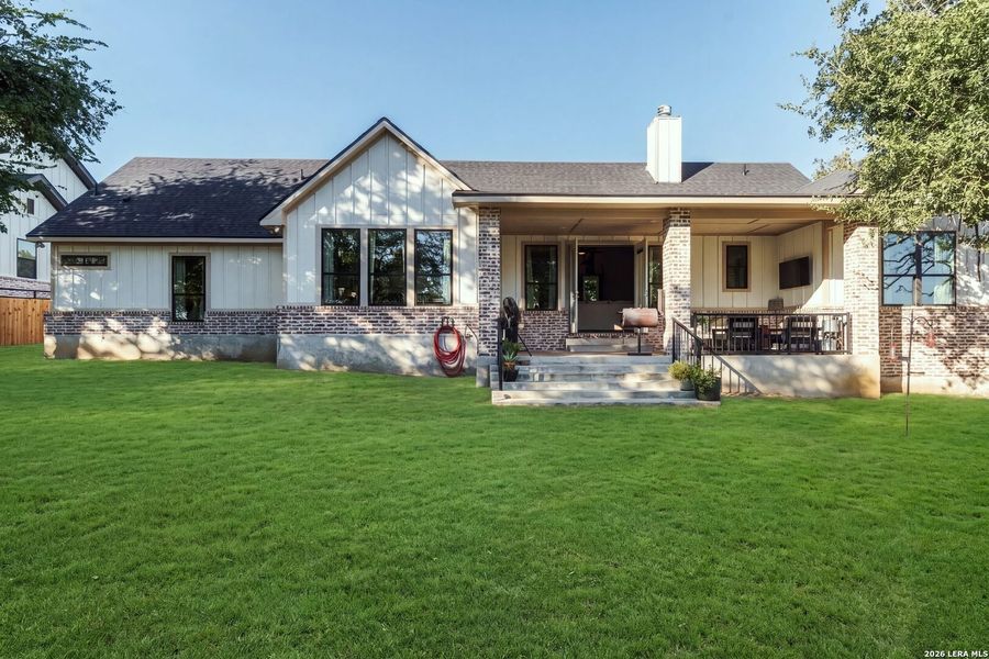 Exterior details and patio area of a home in , La Vernia (Image 3).