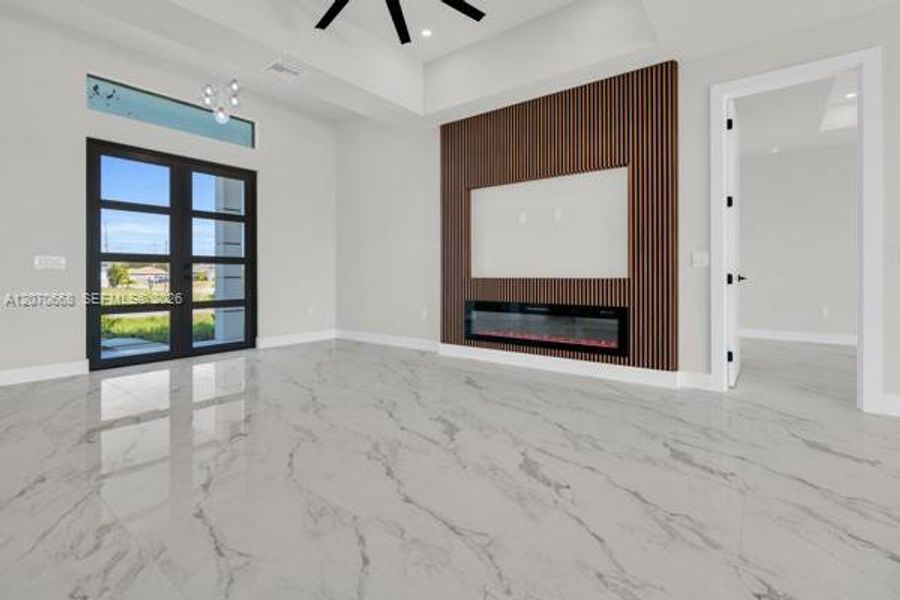 Spacious, unfurnished interior of a new home in , Cape Coral (Image 35).