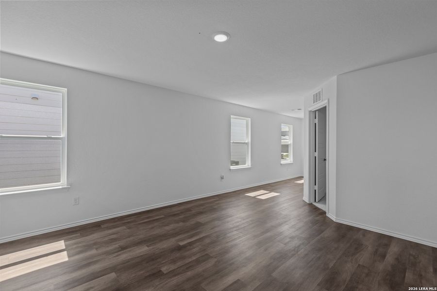 Spacious, unfurnished interior of a new home in The Overlook at Creekside, New Braunfels (Image 25).