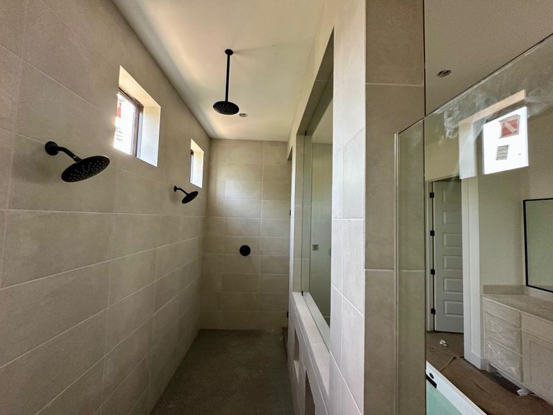 Spacious, unfurnished interior of a new home in Las Brisas Estates, Lakeway (Image 19). Spacious, unfurnished interior of a new home in Las Brisas Estates, Lakeway (Image 19).