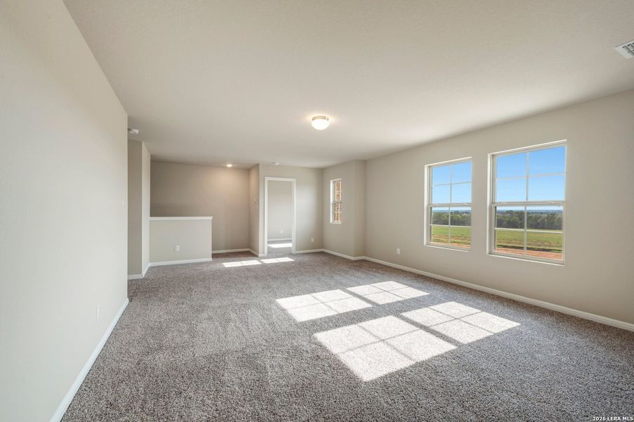 Spacious, unfurnished interior of a new home in Mesquite Ridge, San Antonio (Image 35).