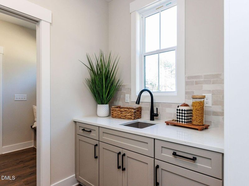 016-1280x960-butlers-pantry