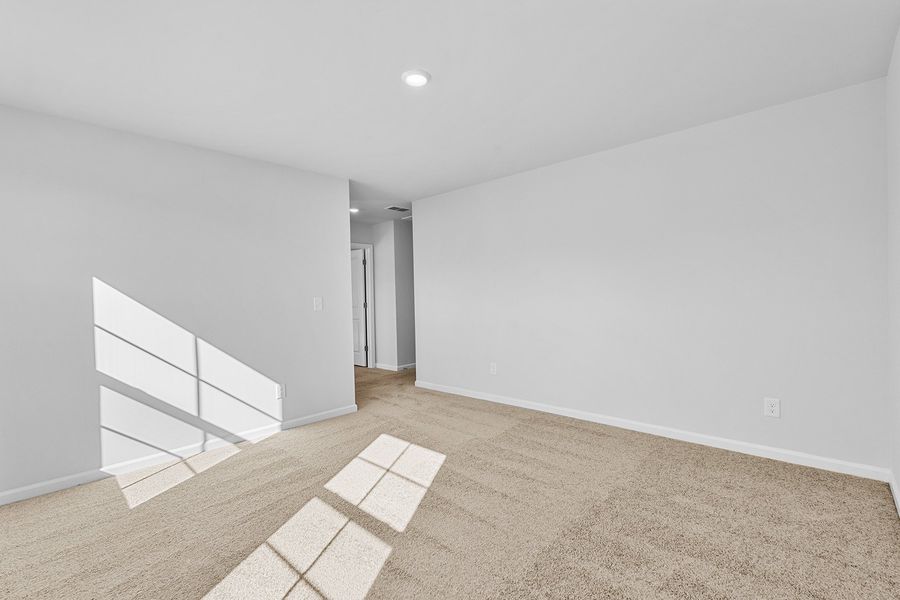 Spacious, unfurnished interior of a new home in Fieldstone, Lexington (Image 33).