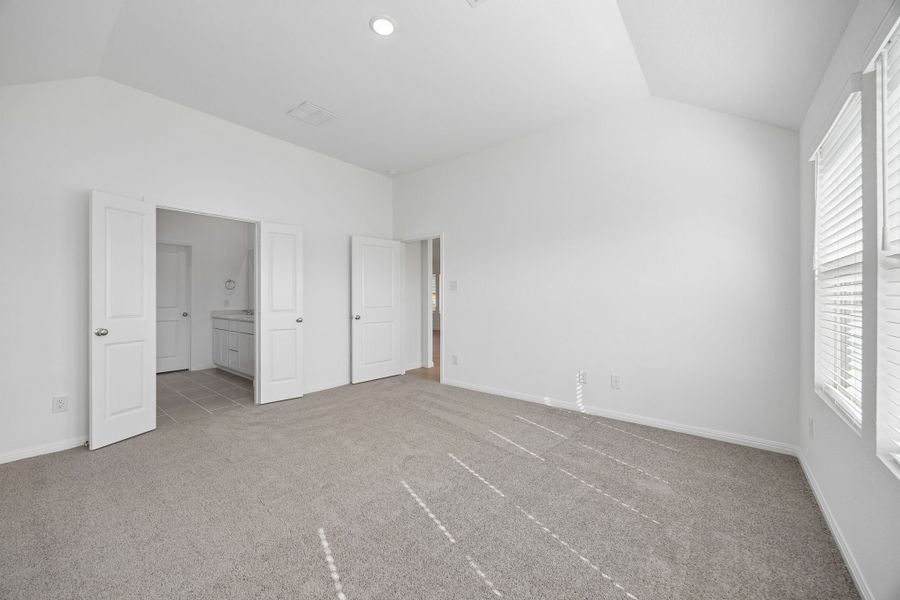 Spacious, unfurnished interior of a new home in Riviera Pines, Huffman (Image 25).