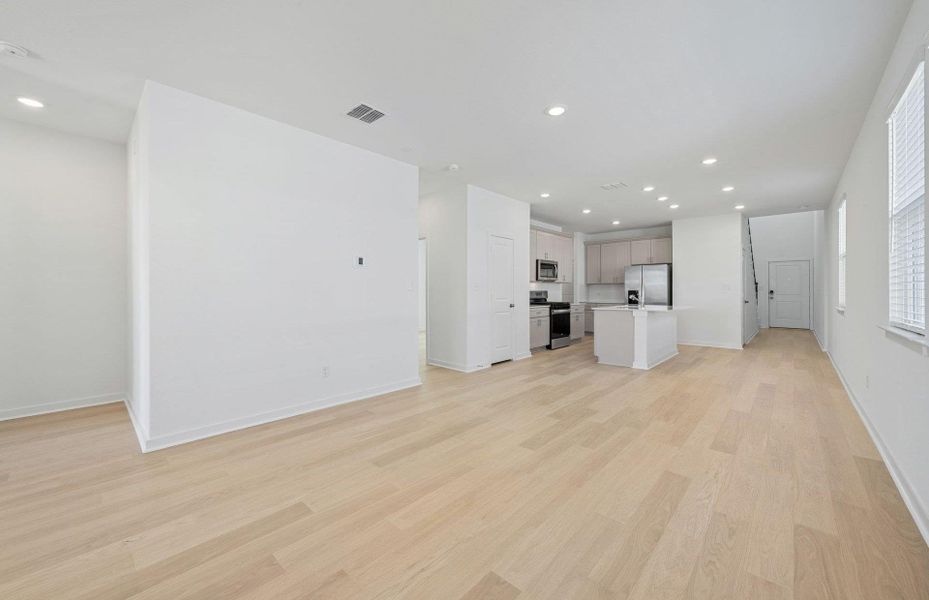 Spacious, unfurnished interior of a new home in Sunfield, Buda (Image 10).
