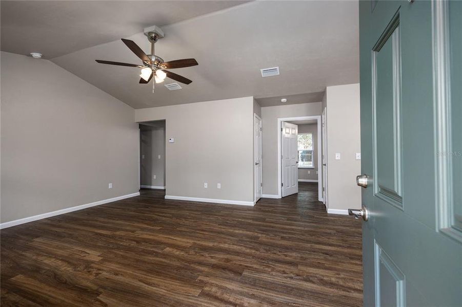 Spacious, unfurnished interior of a new home in , Gainesville (Image 13).