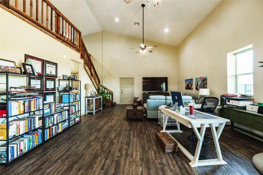 Flex space for your home office and other activities Flex space for your home office and other activities