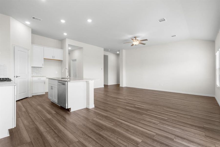 Spacious, unfurnished interior of a new home in Cibolo Hills, Fort Worth (Image 24). Spacious, unfurnished interior of a new home in Cibolo Hills, Fort Worth (Image 24).