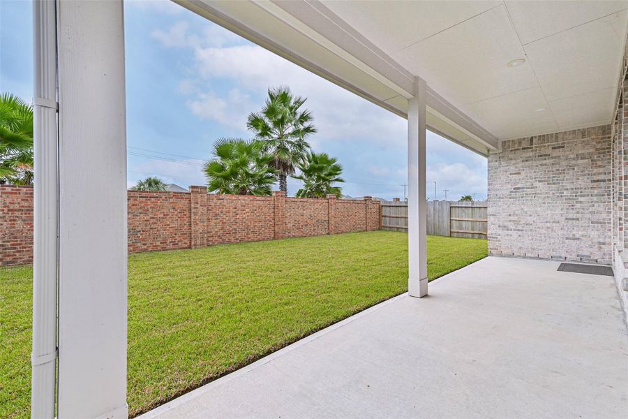 Exterior details and patio area of a home in Lago Mar, Texas City (Image 3).
