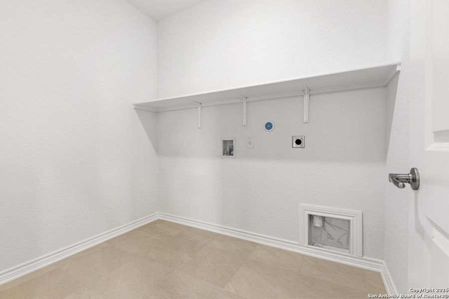 Spacious, unfurnished interior of a new home in Woodside Farms, Seguin (Image 23).