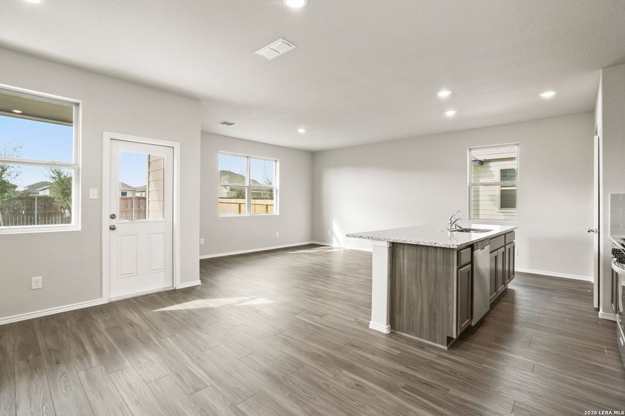 Spacious, unfurnished interior of a new home in Blue Ridge Ranch, San Antonio (Image 23).