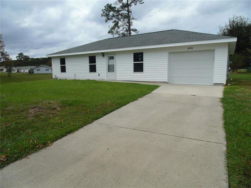 Exterior details and patio area of a home in , Ocala (Image 2).