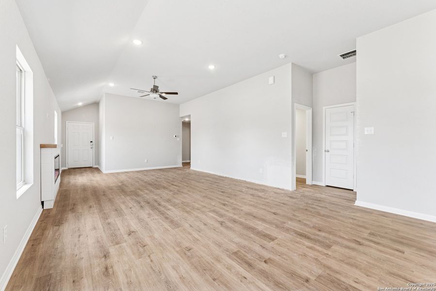 Spacious, unfurnished interior of a new home in Cinco Lakes, San Antonio (Image 7). Spacious, unfurnished interior of a new home in Cinco Lakes, San Antonio (Image 7).